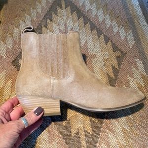 🌾🌼🌿 URBAN OUTFITTERS JULY CHELSEA BOOTS ‼️